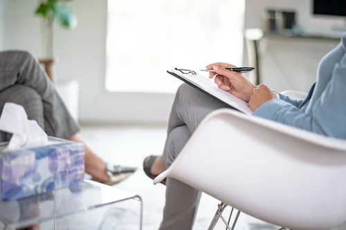 психиатр проводит лечение мании преследования